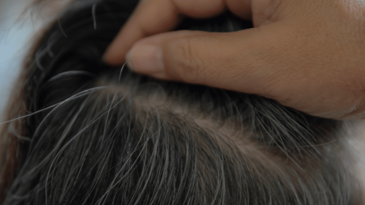 Pewarna rambut hitam untuk rambut abu-abu