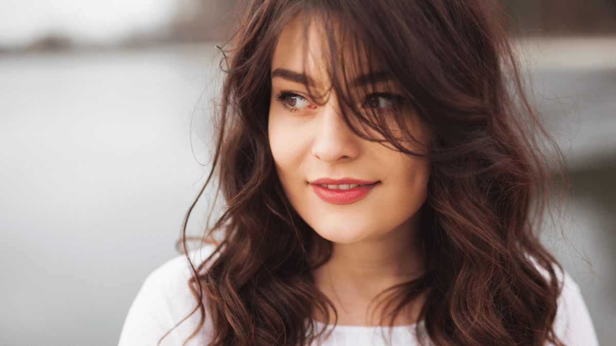 Rambut poni yang sedikit bergelombang selalu membuat wajah terlihat lebih panjang.