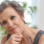 Potongan rambut Pixie dengan gradasi, praktis dan membuat terlihat lebih muda.