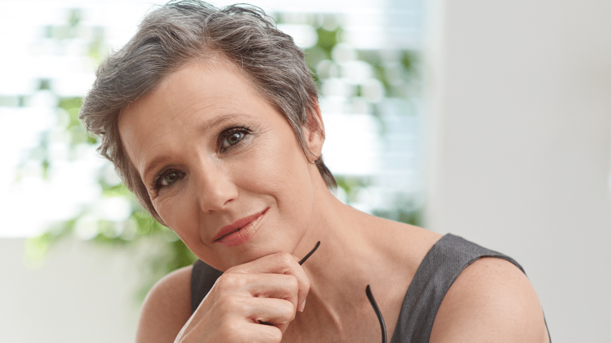 Potongan rambut Pixie dengan gradasi, praktis dan membuat terlihat lebih muda.
