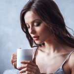 Minuman yang sebaiknya dikonsumsi sebelum tidur untuk membakar lemak